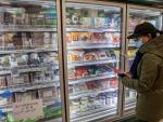 Ciudadano chino mirando productos congelados