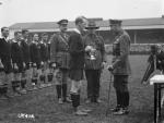 El rey Jorge V entrega una copa al capitán del equipo de rugby de Nueva Zelanda en un acto de 1919