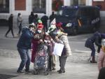 Una familia se hace una foto en la Puerta del Sol, en Madrid (España), a 30 de diciembre de 2020