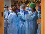 Varias sanitarias aplauden en el primer día de vacunación de la Covid en Cataluña