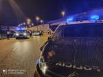 Un fugitivo se salta un control y embiste a dos policías nacionales en Marbella