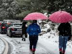 Varias personas han subido a la sierra de la Tramontana en Baleares para ver la nieve