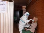 Una enfermera del centro de salud de Santomera (Murcia) realiza una PCR a una a mujer