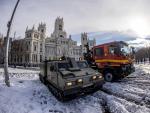 Efectivos de la Unidad Militar de Emergencias UME, despejan de nieve el entorno de la Plaza de Cibeles en Madrid,