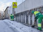 Operarios de Limpieza y Zonas Verdes del Ayuntamiento de Madrid limpian de nieve las inmediaciones del Colegio Lope de Vega de Madrid