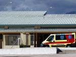 Una ambulancia espera fuera en la entrada de acceso de la cárcel de Soto del Real.