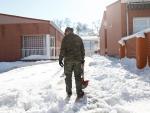 Un militar de la Unidad Militar de Emergencias (UME) colabora en la retirada de nieve y hielo en las inmediaciones del colegio Fuente de la Villa