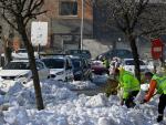Operarios limpian las calles de Madrid