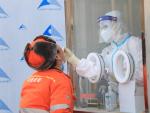 Un sanitario chino es sometido a una prueba de coronavirus en Pekín