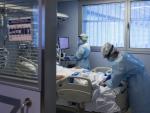 Personal sanitario atendiendo a un paciente ingresado en la Unidad de Cuidados Intensivos (UCI) para enfermos de coronavirus del Hospital Universitario Dr. Josep Trueta de Girona