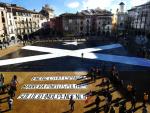 Catalans per la Independència despliega una bandera negra gigante en la Plaza Mayor de Vic