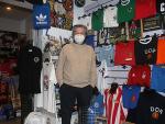 Fernando, propietario de 'Don Deporte', una tienda clave de Madrid de material de fútbol