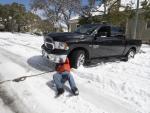 Un hombre intenta arreglar su vehículo en plena ola de frío en Texas