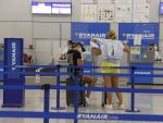 Dos pasajeros esperan frente a los mostradores de Ryanair en el verano de 2020 en Palma de Mallorca