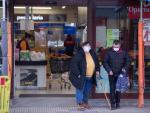 Un hombre y una mujer salen de un supermercado en el municipio gallego de Guitiriz, en Lugo