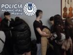 Una de las fiestas ilegales desalojadas en Madrid, con 66 jóvenes (11 menores) en un local comercial de la calle Espejo.
