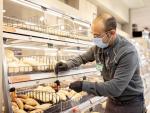 Trabajador de Mercadona en un supermercado de Valencia