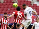 Benzema disputa un balón por alto frente a Savic, defensa del Atlético