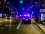 Un coche de Policía Nacional circula durante la primera noche de toque de queda en Madrid