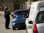 Un policía local ordena detenerse a un coche en un control en el límite entre los municipios de Murcia y Santomera