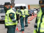 Varios agentes de la Guardia Civil preparan un dispositivo de control en una carretera de Madrid