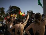 Varias activistas de Femen con águilas franquistas dibujadas en la espalda durante un acto por el Día de la Victoria en el LXXXII Aniversario de la “Liberación de Madrid”, en el Arco de la Victoria, en Madrid.