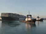 Un remolcador logra tirar del buque que bloquea el Canal de Suez