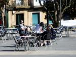 Comensales disfrutan en la terraza de un restaurante con un 30% de aforo permitido en el área sanitaria de Ferrol,