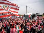 Aficionados se concentran ante las instalaciones de Lezama para despedir al Athletic Club de Bilbao, que parten a la final de la Copa del Rey