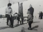 César con sus padres en la estación de Navacerrada en el año 1964.