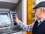 Un jubilado sacando el dinero de la pensión en un cajero del banco.