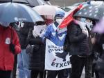 Varias personas se cubren de la lluvia durante una manifestación a favor de la vuelta de los presos de ETA al País Vasco, en Bilbao.