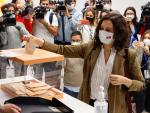 La presidenta de la Comunidad de Madrid, Isabel Díaz Ayuso, ejerce su derecho al voto en el colegio La Inmacualada-Marillac en Madrid