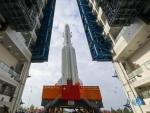 El cohete portador Larga Marcha 5 es transportado al sitio de lanzamiento en China.