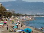 Numeroso público disfruta del buen tiempo en la playa de La Carihuela de Torremolinos, en Andalucía.
