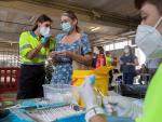 Una enfermera pone la vacuna de Pfizer contra el Covid en el estadio Nueva Condomina de Murcia.