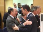 El consejero delegado de Iberdrola, Ignacio Sánchez Galán, saluda al presidente del Gobierno, Pedro Sánchez