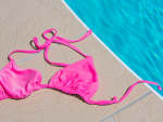 Bikini rosa en una piscina.