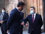 El presidente del Gobierno, Pedro Sánchez, saluda con el codo al presidente de Castilla-La Mancha, Emiliano García-Page