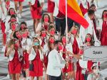La nadadora Mireia Belmonte y el piragüista Saul Craviotto llevan la bandera española durante la inauguración de los Juegos Olímpicos en Tokio.