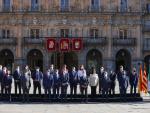 El rey Felipe, junto con Pedro Sánchez, posa para la foto de familia de la XXIV Conferencia de Presidentes, en Salamanca.