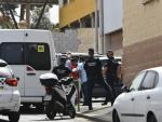 Varios agentes y vehículos de la Policía Local de Ceuta acompañan a menores no acompañados hacia una furgoneta, en las inmediaciones del Polideportivo Santa Ameliaç.
