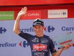 El ciclista belga del Alpecin Fenix, Jasper Philipsen celebra en el podio su victoria en la segunda etapa de la Vuelta a España.