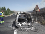 El vehículo carbonizado que supuestamente originó el incendio de Navalacruz.