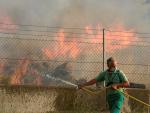 Un vecino de Robledillo colabora en las labores de extinción del incendio declarado en los municipios abulenses de Navalacruz y Cepeda de la Mora y La Parra.