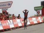 El ciclista italiano del Bahrain, Damiano Caruso, celebra su victoria en la novena etapa de la Vuelta Ciclista a España.