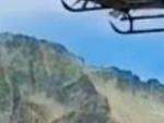 El helicóptero de la Guardia Civil en el momento del rescate de 11 montañistas en el Pirineo oscense.
