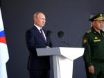 El presidente ruso, Vladimir Putin, junto al ministro de Defensa, Sergey Shoygu .