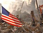 Una bandera estadounidense entre los restos de las Torres Gemelas tras los atentados del 11-S.