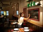 Bar camarera coronavirus hostelería restaurante pandemia